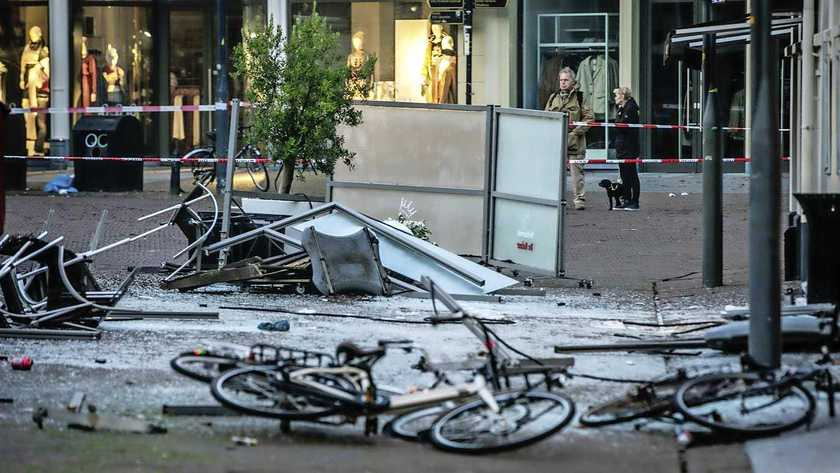 Ужас в Холандия: Мъж с кола се заби в група хора, страшно е СНИМКИ