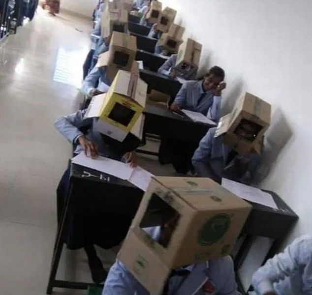 Шок! Ученици решават тест с кашони на главата СНИМКИ