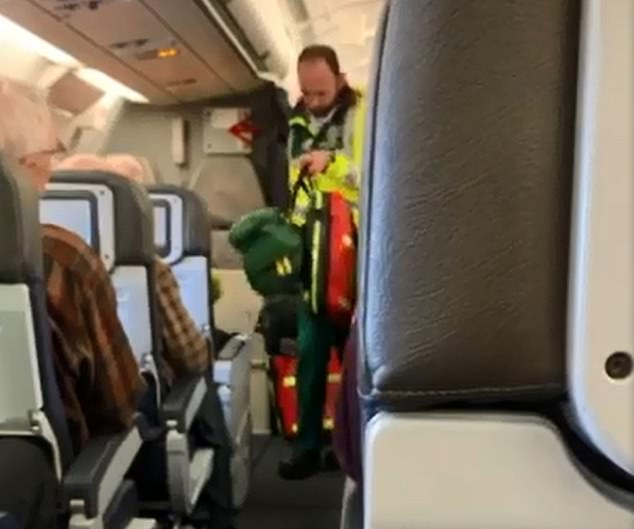 Самолет кацна извънредно в Дъблин заради опасни химикали в кабината ВИДЕО