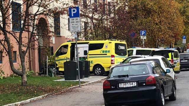 Въоръжен мъж се метна на линейка в Осло и подкара през тълпата ВИДЕО