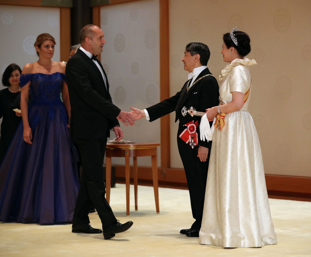 Всички в Япония онемяха от визията на Деси Радева и президента СНИМКИ