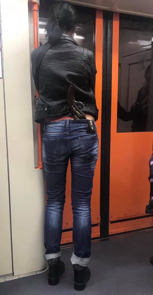 Паника в софийското метро! Мадама с огромен пищов, затъкнат зад прашките ѝ СНИМКА