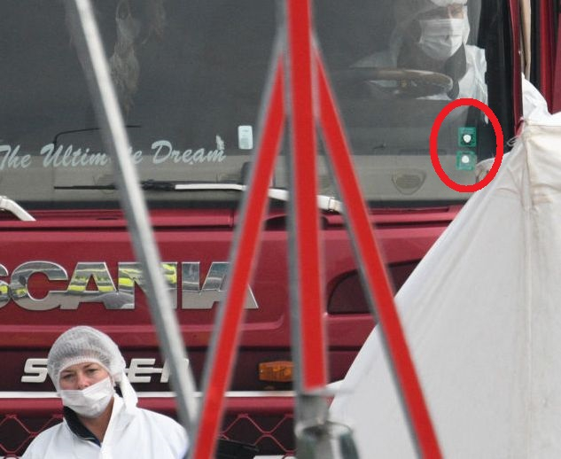 Българска „Гражданска отговорност“ лъсна на предното стъкло на камиона-ковчег в Англия ВИДЕО