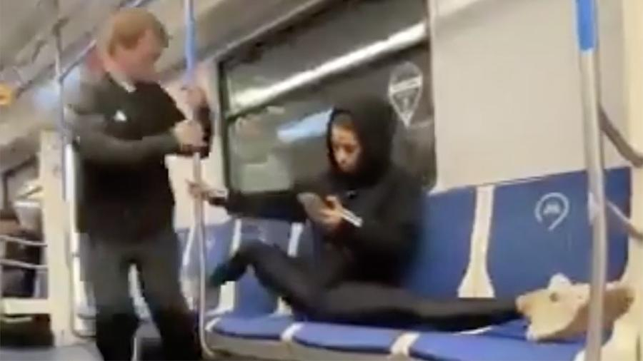 Девойка се разкрачи в шпагат пред мъж в метрото, причината е изумителна ВИДЕО