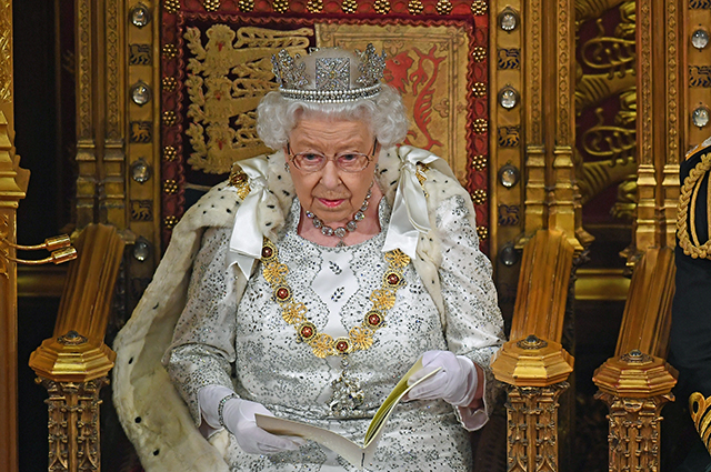 Невероятно! Кралица Елизабет II за трети път от 66 години направи това СНИМКИ