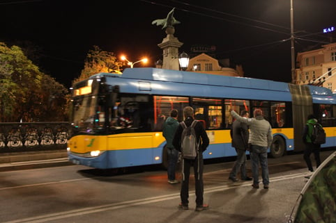 Тъжна фоторазходка през нощта на блокадата на Орлов мост