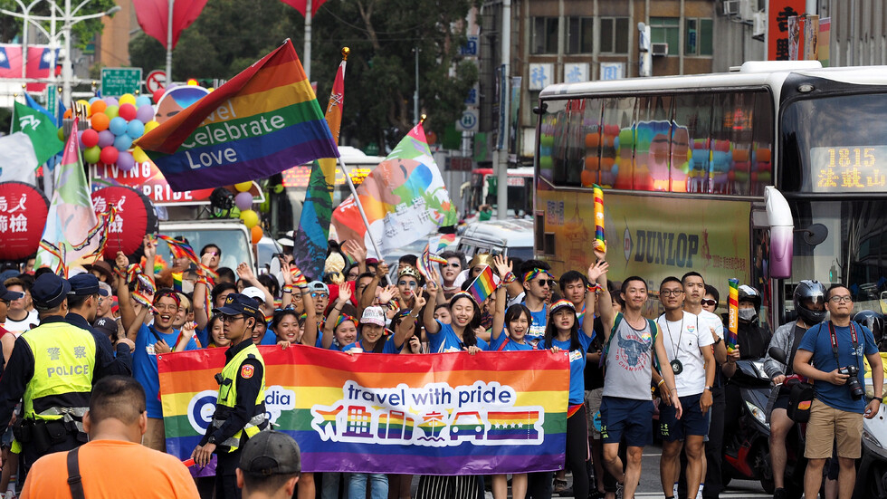 Стотици хиляди на гей парад в Тайпе