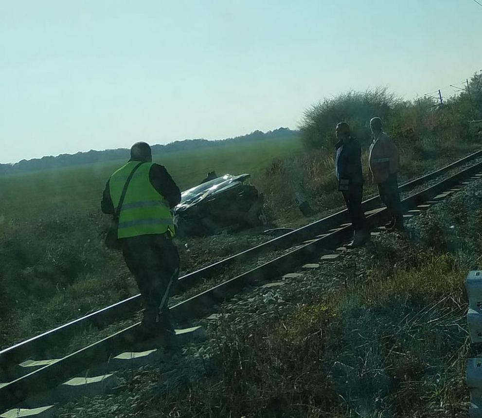 Влак отнесе джипка край Разград, но последвалото е изненадващо СНИМКИ