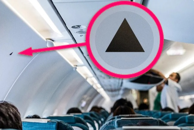 Защо трябва да избирате места с "триъгълници" в самолета и какво означават те