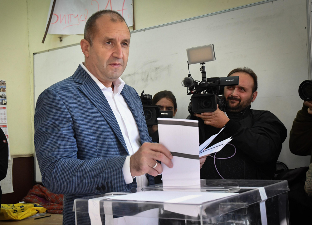 Румен Радев гласува и не отговори на един въпрос СНИМКИ