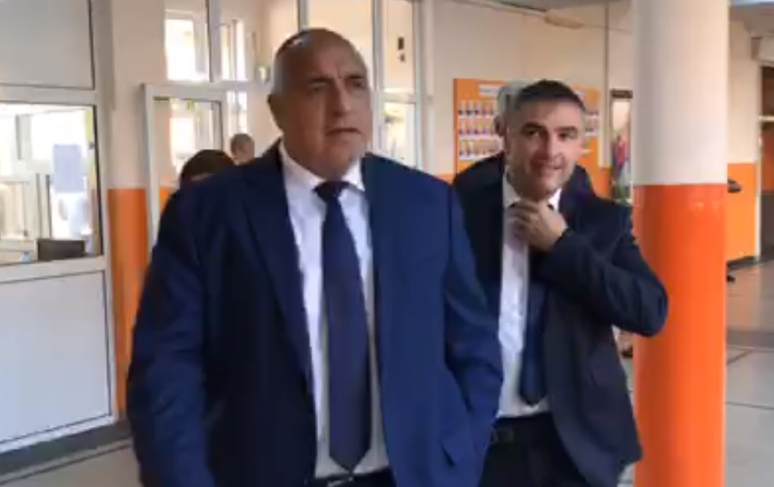 БЛИЦ TV: Борисов пристигна в изборната секция в Банкя