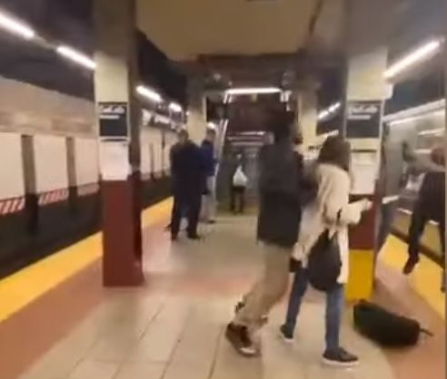 Чернокож блъсна невинна бяла жена в нюйоркското метро ВИДЕО
