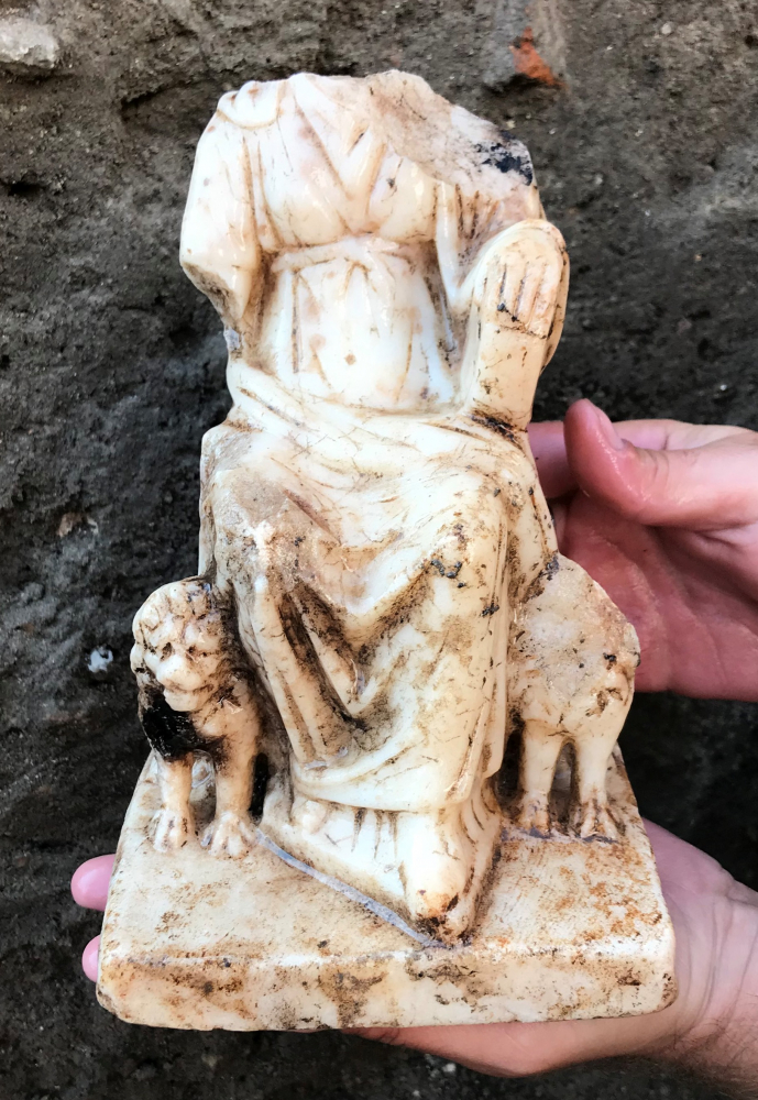 Пловдивски археолози откриха уникална статуя на Богинята майка Кибела 