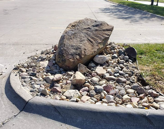Сложиха камък, за да не минават колите по тротоара, и стана страшно СНИМКИ