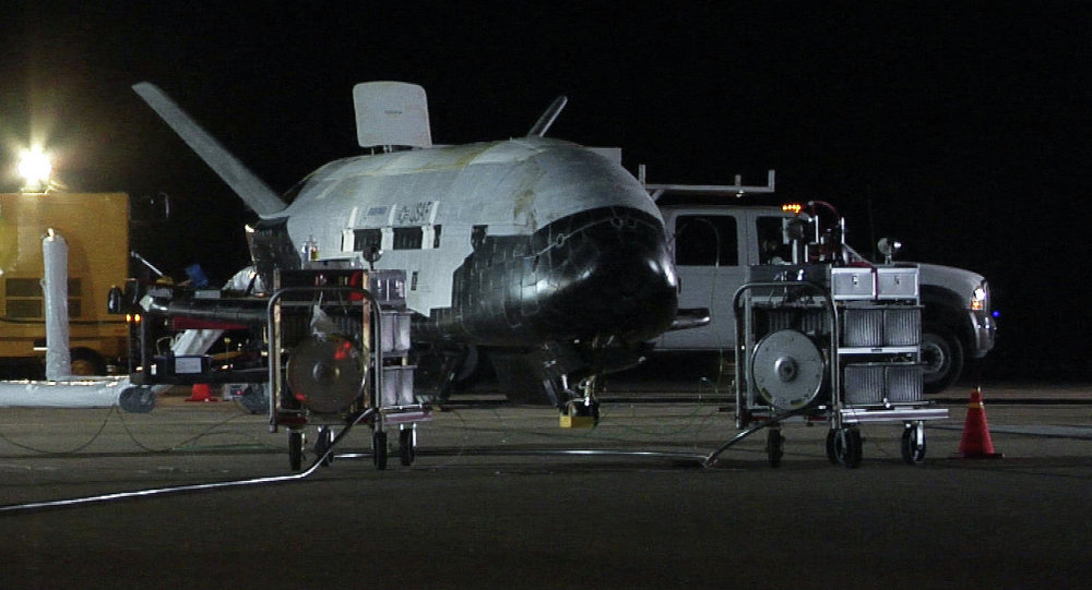 Завърши рекордната мисия на тайния американски космически самолет СНИМКИ