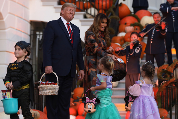 Тръмп отпразнува Хелоуин заедно с Мелания до Белия дом ВИДЕО