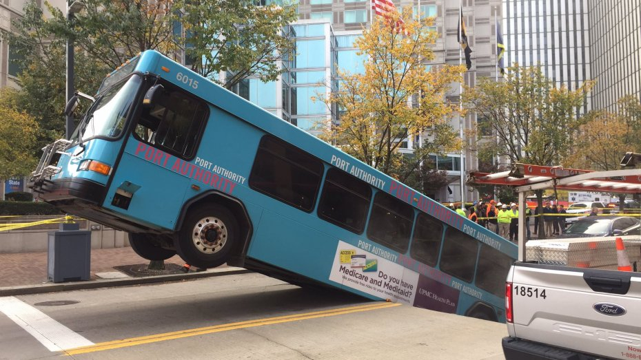 Вижте как автобус с пътници пропадна под земята по средата на улица ВИДЕО
