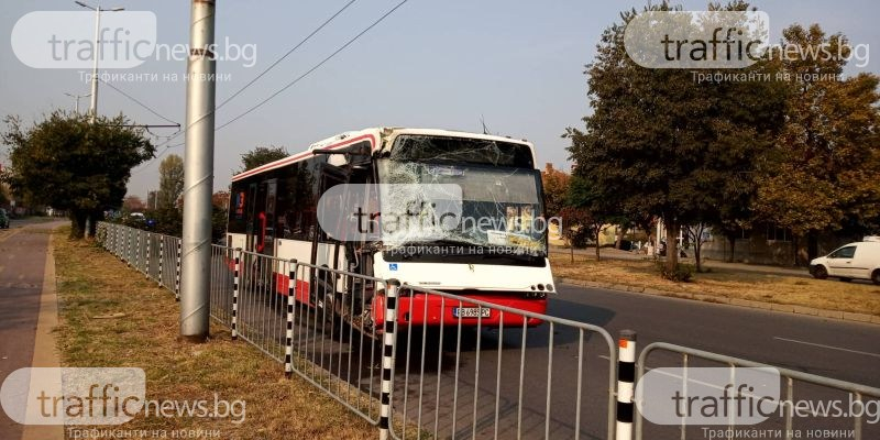 Тежък инцидент с автобус в Пловдив СНИМКИ