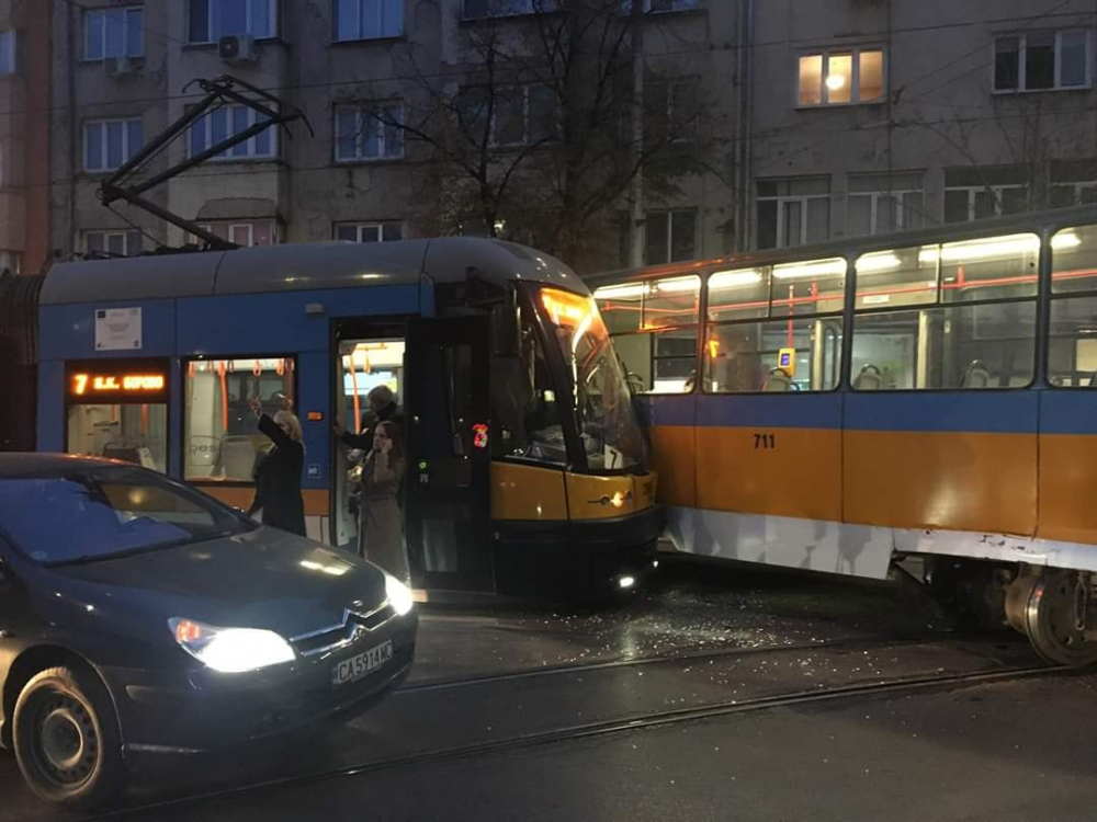 Сигнал до БЛИЦ! Извънредна ситуация с два трамвая в час пик в центъра на София СНИМКИ
