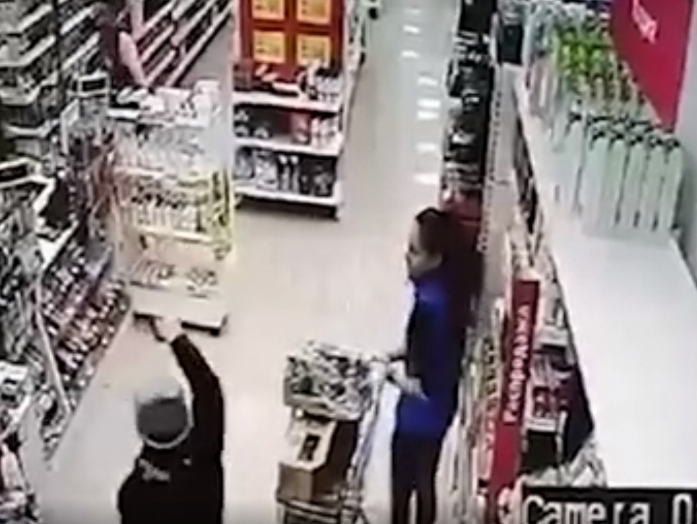 Продавачки в руски магазин направиха за смях въоръжен с пистолет крадец
