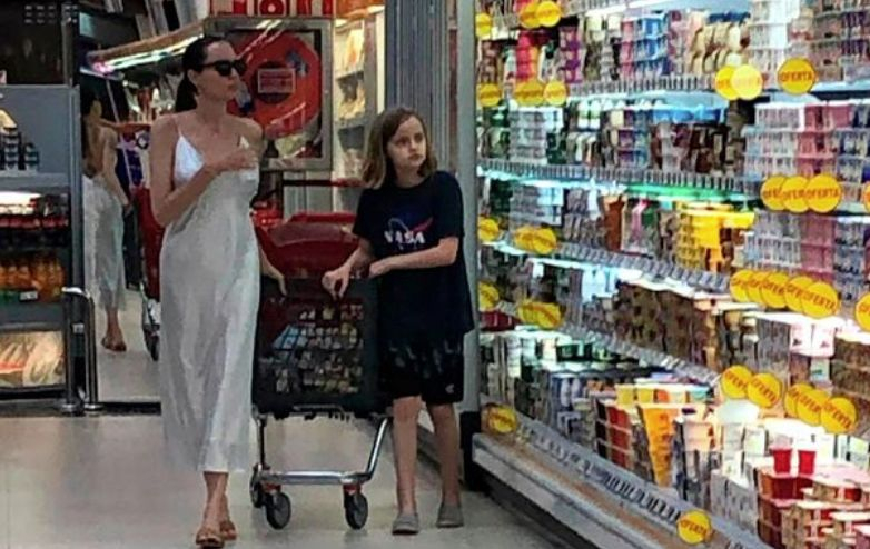 Анджелина Джоли пазарува в магазин с намалени стоки по копринена нощничка СНИМКИ