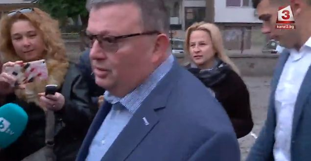 Цацаров гласува и разкри какви нарушения има в днешния изборен ден СНИМКИ