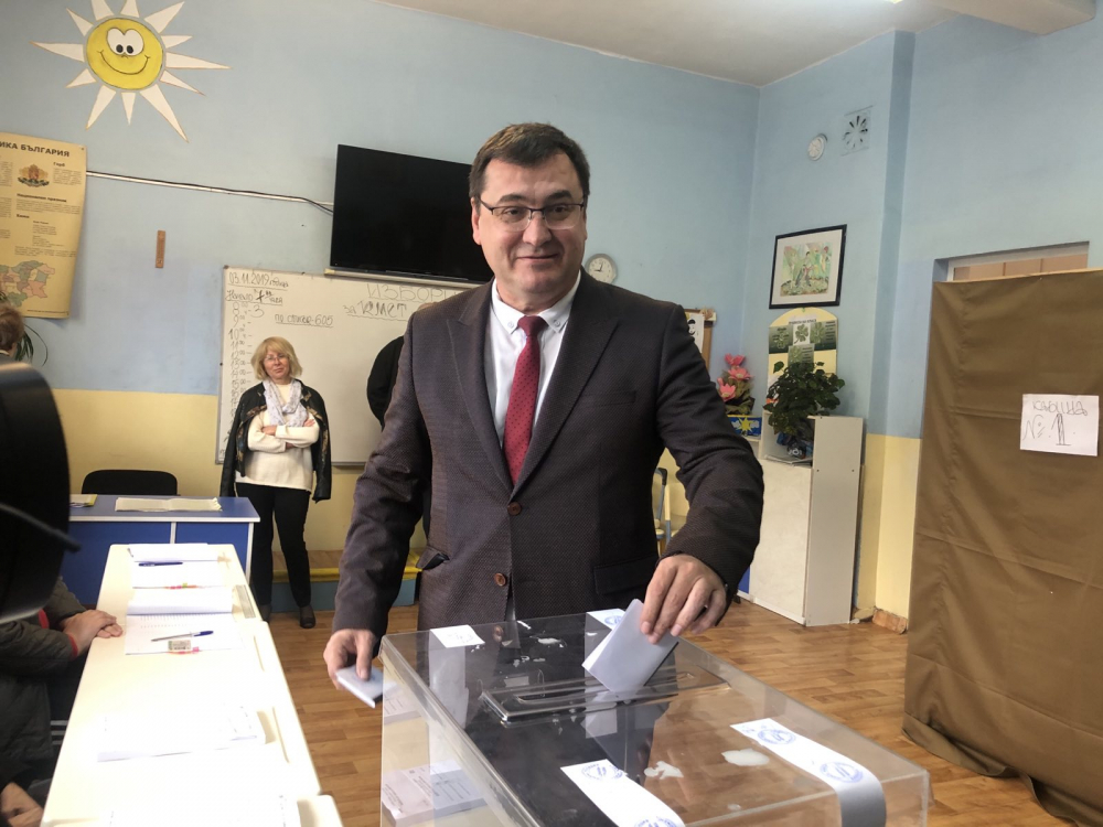 Славчо Атанасов гласува и призова хората да тръгват към урните