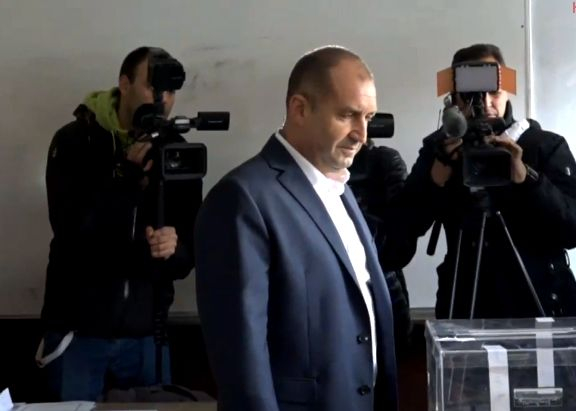 Президентът Радев гласува и разкри защо Макрон е лепнал грозен етикет на българите СНИМКИ