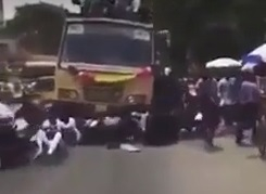 Култово зрелище! Десетки пътници паднаха от покрива на автобус ВИДЕО