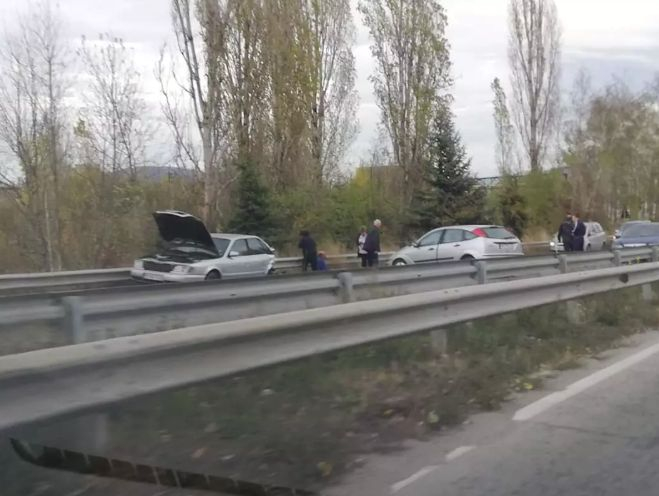 Тежко меле на външната магистрала в Перник, има пострадали СНИМКИ 