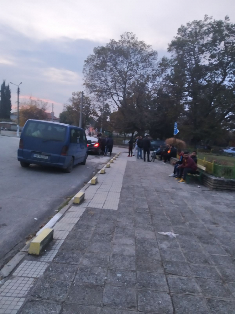 В пловдивското село Борец извозват роми да гласуват и раздават пакети на хората СНИМКИ