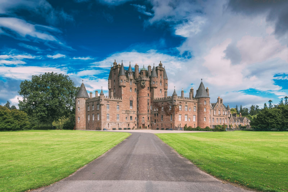 Искате безплатен замък в Шотландия? Не е шега