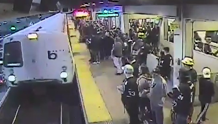 Запечатаха на ВИДЕО невероятното спасяване на мъж, който падна под влак