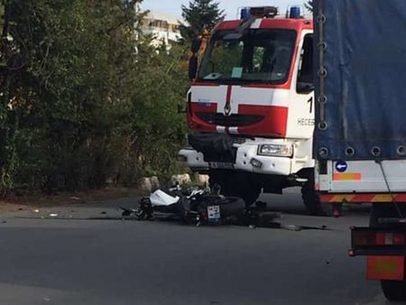 Първи новини за моториста, пометен от пожарен автомобил в Слънчев бряг в 