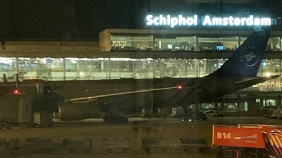 Последни новини от извънредната ситуация с отвлечен самолет в Амстердам ВИДЕО