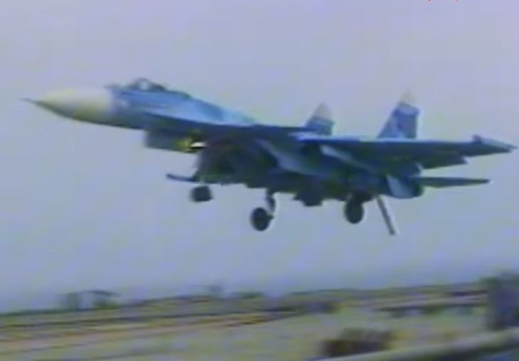 Уникални кадри: Показаха на ВИДЕО първото кацане на Су-27К на самолетоносач