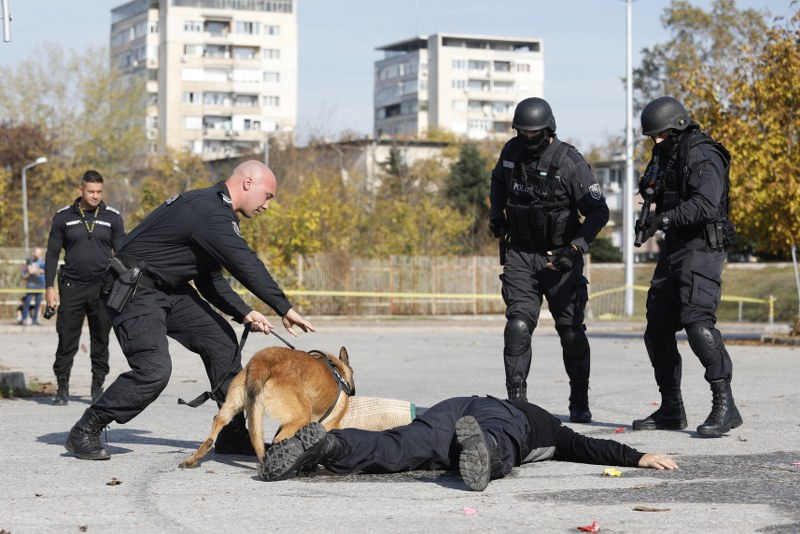 Почерня от полиция в Пловдив, командоси се млатят като за последно СНИМКИ