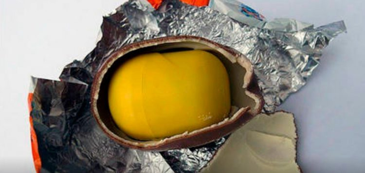 Майка отвори шоколадово яйце и извика полиция! Това, което намери вътре, е шокиращо 