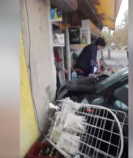 Почерпена блондинка влетя с колата си в магазин в Пловдив, а после стана още по-страшно ВИДЕО 