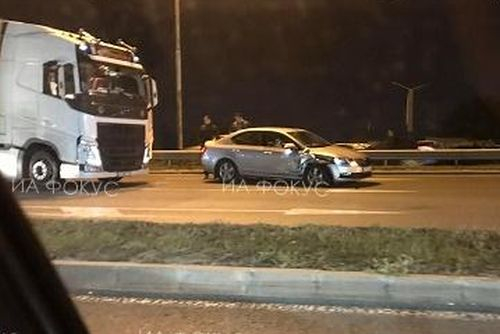 Меле между ТИР и кола запуши Околовръстното в София СНИМКА