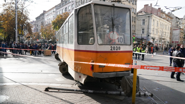 Новини от болницата за жената, ранена от дерайлиралия трамвай в София