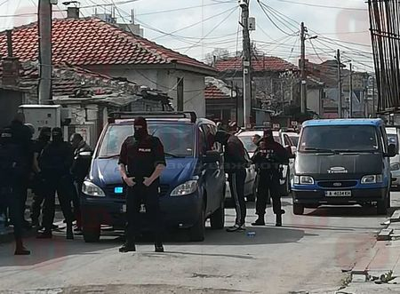 Спецоперация блокира квартал в Бургас, извършват се обиски и арести