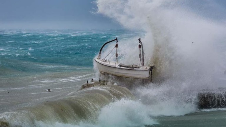 Стихията Виктория помете Гърция, цунами в Дубровник, Венеция под вода ВИДЕО