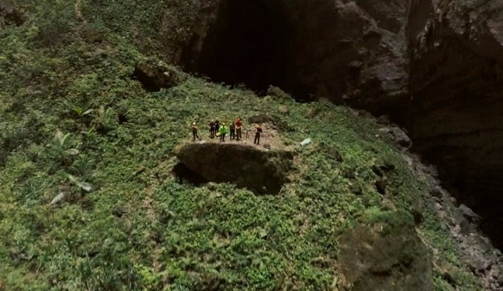 Учените се спуснаха в ръмжаща пещера и не повярваха на очите си ВИДЕО
