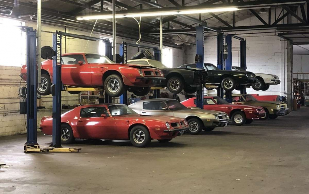 Колекция от редки спортни коли скрита от 20 години в изоставен гараж СНИМКИ