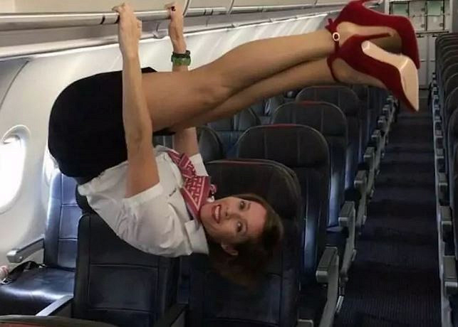 Как се забавляват стюардесите в самолета, когато няма пътници