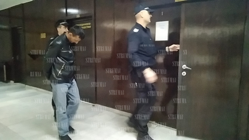 Две чудовища втрещиха с наглостта си в благоевградския съд СНИМКИ