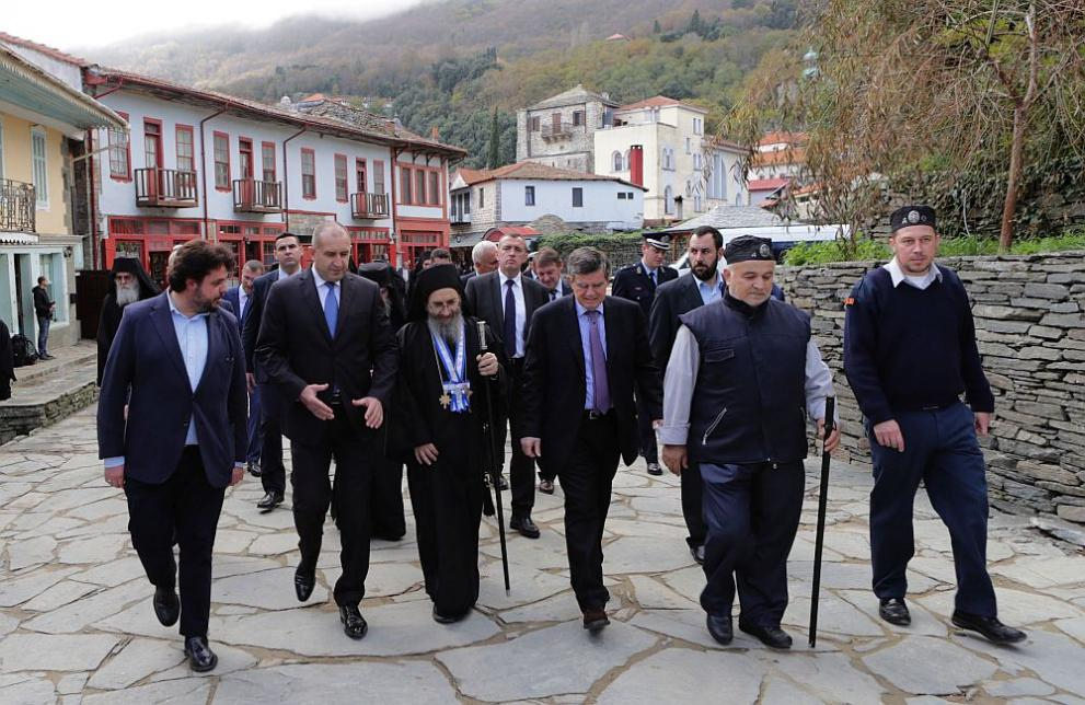 Румен Радев посети едно от най-светите за православните християни места СНИМКИ 