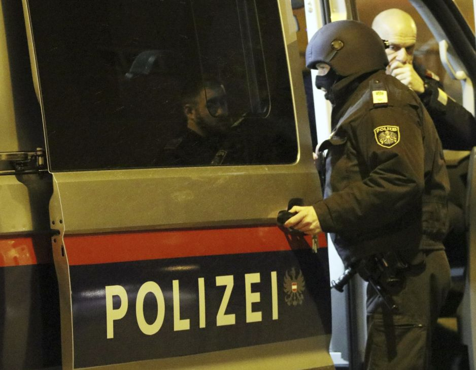 Превъзбуден скандалджия направи нещо шокиращо на австрийски полицай