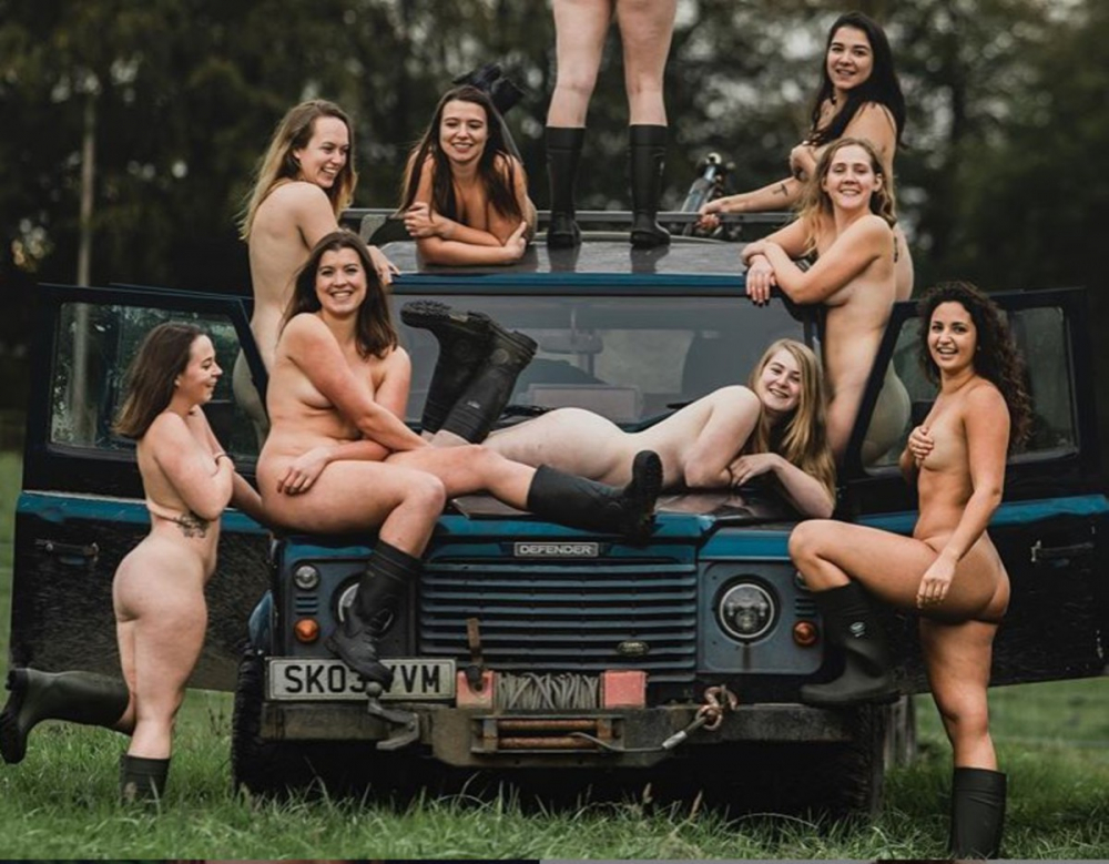 Студенти се снимаха голи за благотворителен календар СНИМКИ 18+